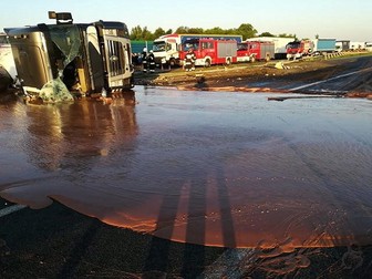 Un camion încărcat cu ciocolată lichidă s-a răsturnat pe o autostrada
