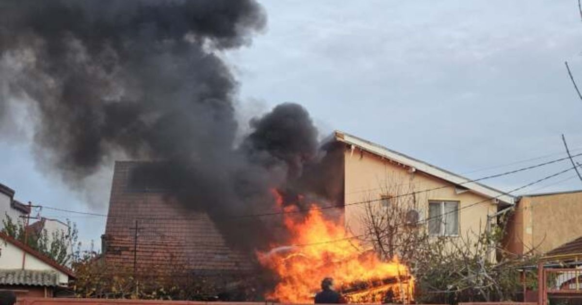 casa cuprinsă de incendiu, din care iese frum negru și gros, Oradea, noiembrie 2024
