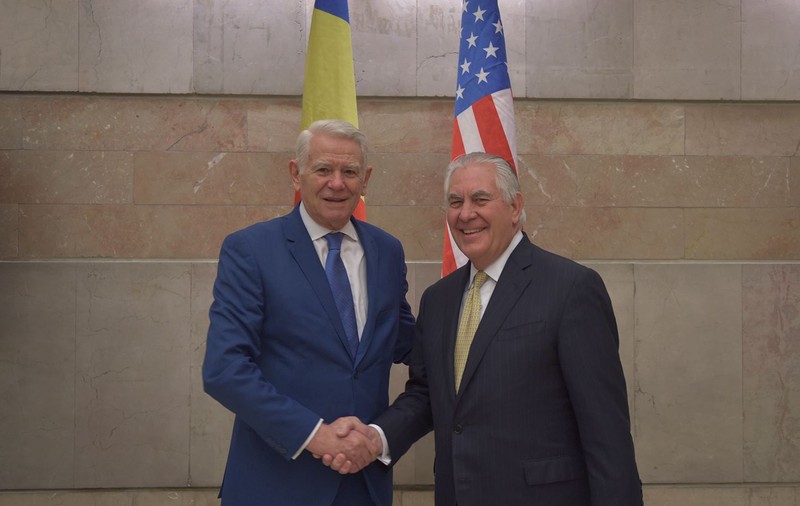 FOTO | Rex Tillerson a efectuat o vizită-fulger la București. Șeful diplomației americane, întâmpinat de Teodor Meleșcanu