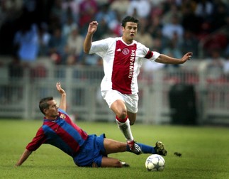 AMS06 - 20020804 - AMSTERDAM, NETHERLANDS : Ajax Amsterdam's Cristian Chivu (R) escapes FC Barcelona's Philip Cocu (L) during their friendly Amsterdam Tournament match in Amsterdam, 04 August 2002. EPA PHOTO ANP/TOUSSAINT KLUITERS/lln mda