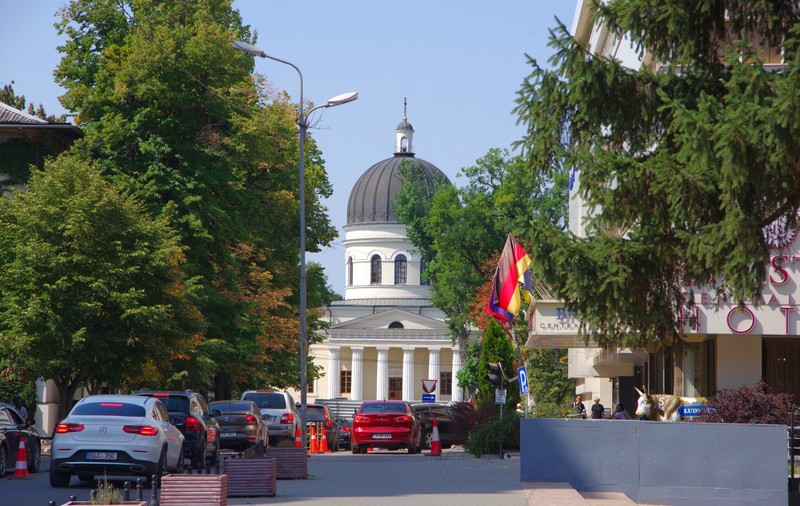Mașina luxoasă parcată în curtea bisericii și cei peste 100 de cerșetori care așteptau în stradă pomana. Contrastul strident din Basarabia de azi