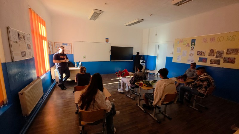 Călin Miloș Odă în clasă alături de elevi.