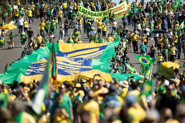Mii de oameni au demonstrat ieri, 31 mai, pro-Bolsonaro. Foto: EPA