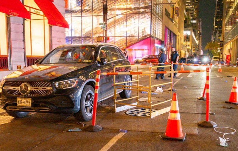 O parcare banală în Manhattan s-a terminat tragic. O femeie a deschis portiera SUV-ului Mercedes și a murit