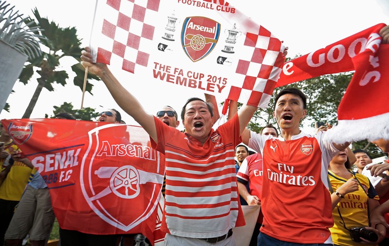Un suporter al lui Arsenal și-a făcut temele pe stadion, în timpul meciului disputat de echipa lui! | FOTO