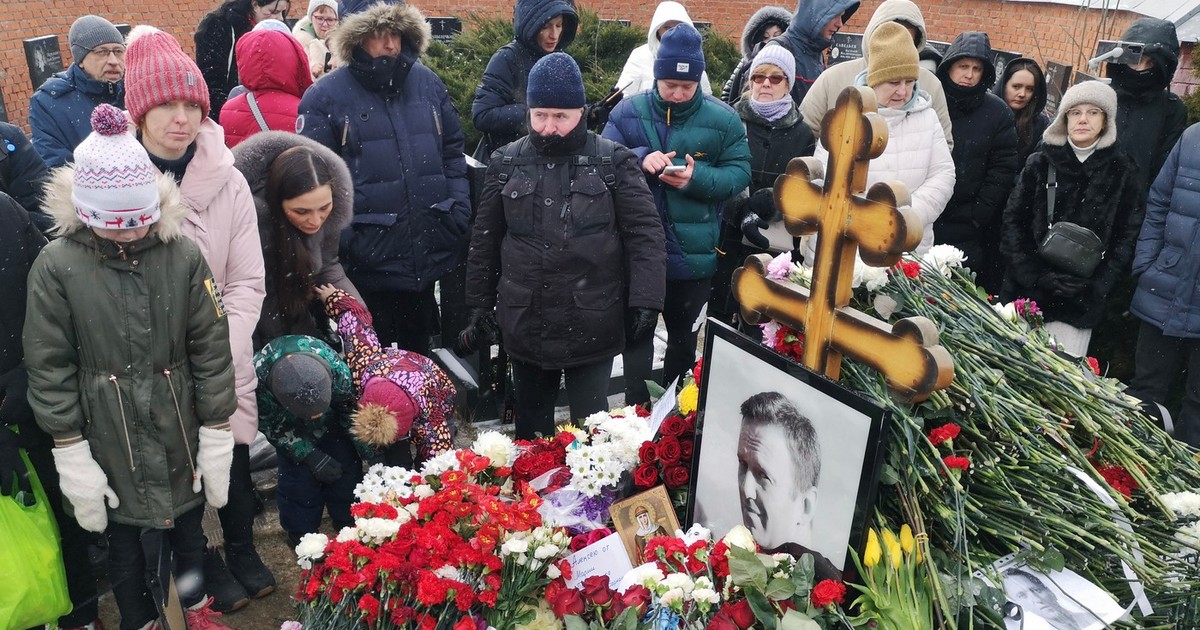 Oameni adunați la mormântul lui Aleksei Navalnîi la un an de la moartea opozantului rus Foto: Profimedia