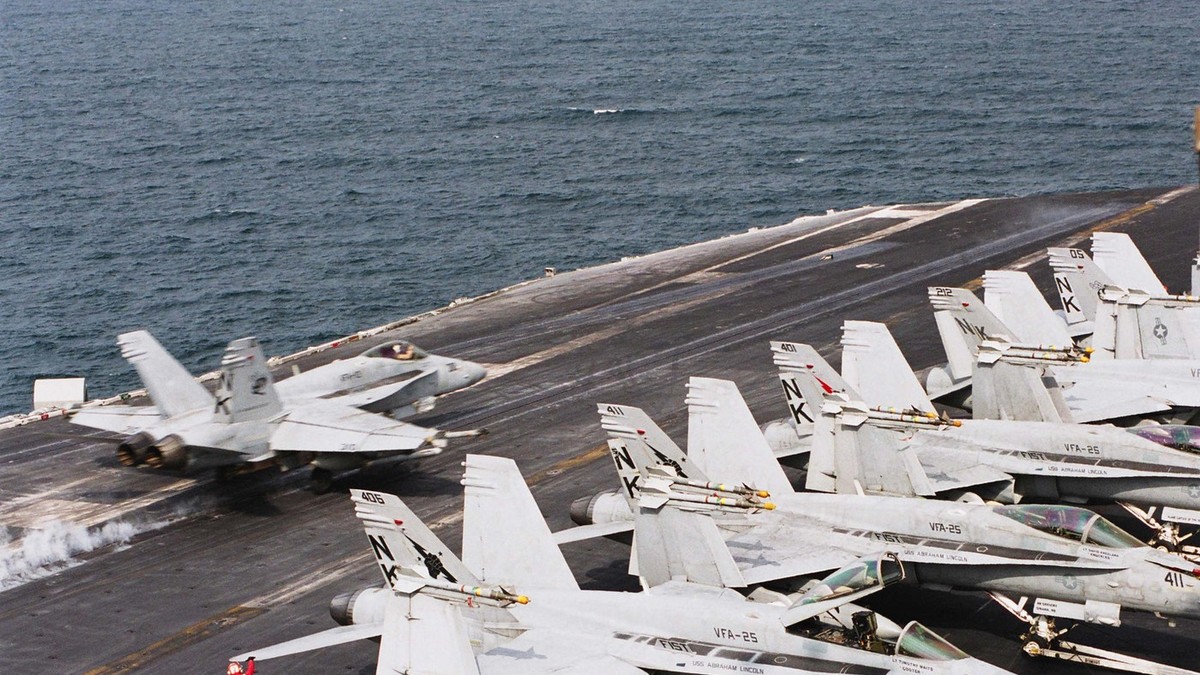 Avioane de vânătoare și de atac la sol FA-18 Hornet pe puntea portavionului Abraham Lincoln, care a fost trimis în Golful Persic Foto: Profimedia