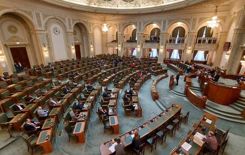 IMAGINEA ZILEI în Parlament. Câți senatori au fost în plen când ministrul de finanțe a venit să vorbească despre credite și datoria României