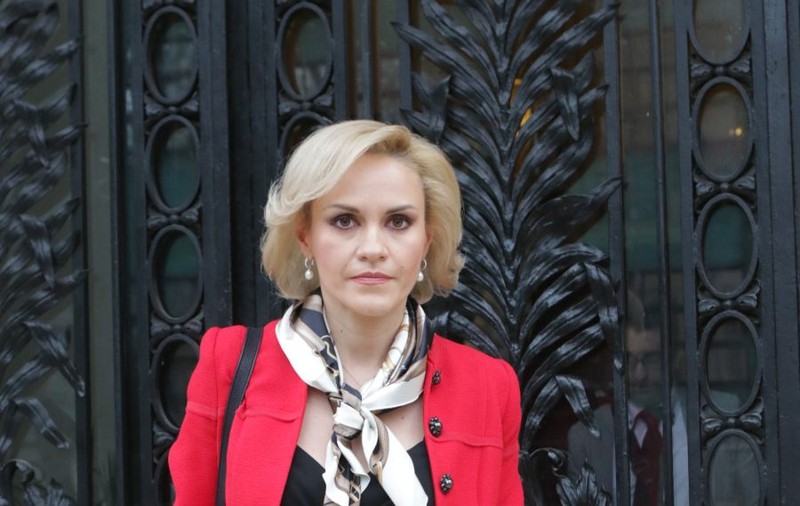 CÂT de ÎNDRĂZNEAŢĂ era GABI FIREA! COCOŢATĂ pe BIROU, cu CHILOŢII LA VEDERE! | FOTO