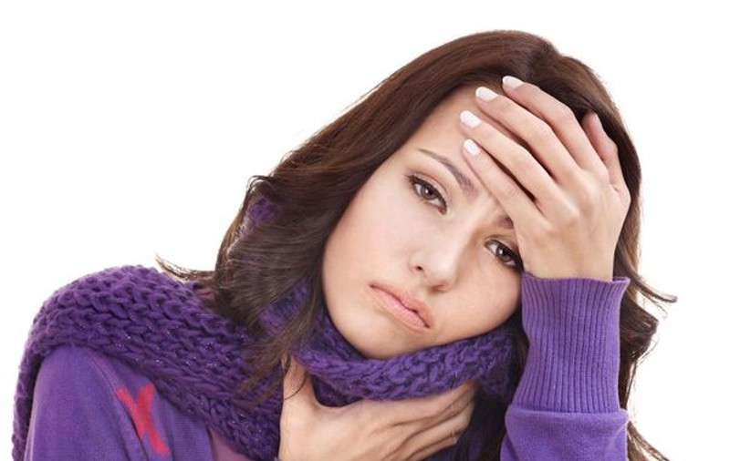 Te ustură în gât? Nu lua antibiotice, dar fii atentă și la alte simptome!