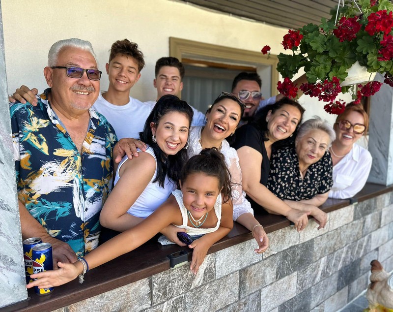 Imagine rară cu Andra alături de familia ei. În poză apar părinții, dar și frații cântăreței, Săndel, Diana și Aura