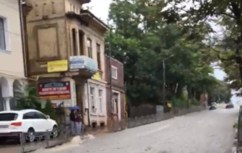 Furtuna din Iași de sâmbătă seara a adus șuvoaie de apă pe străzile orașului. Râul de pe strada Arcului