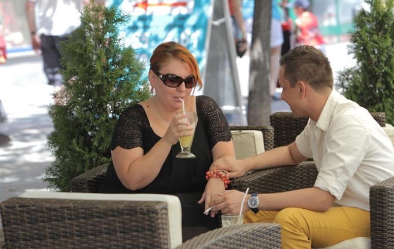 Haiduc, uite cum se consolează soţia ta, după despărţire! | FOTO