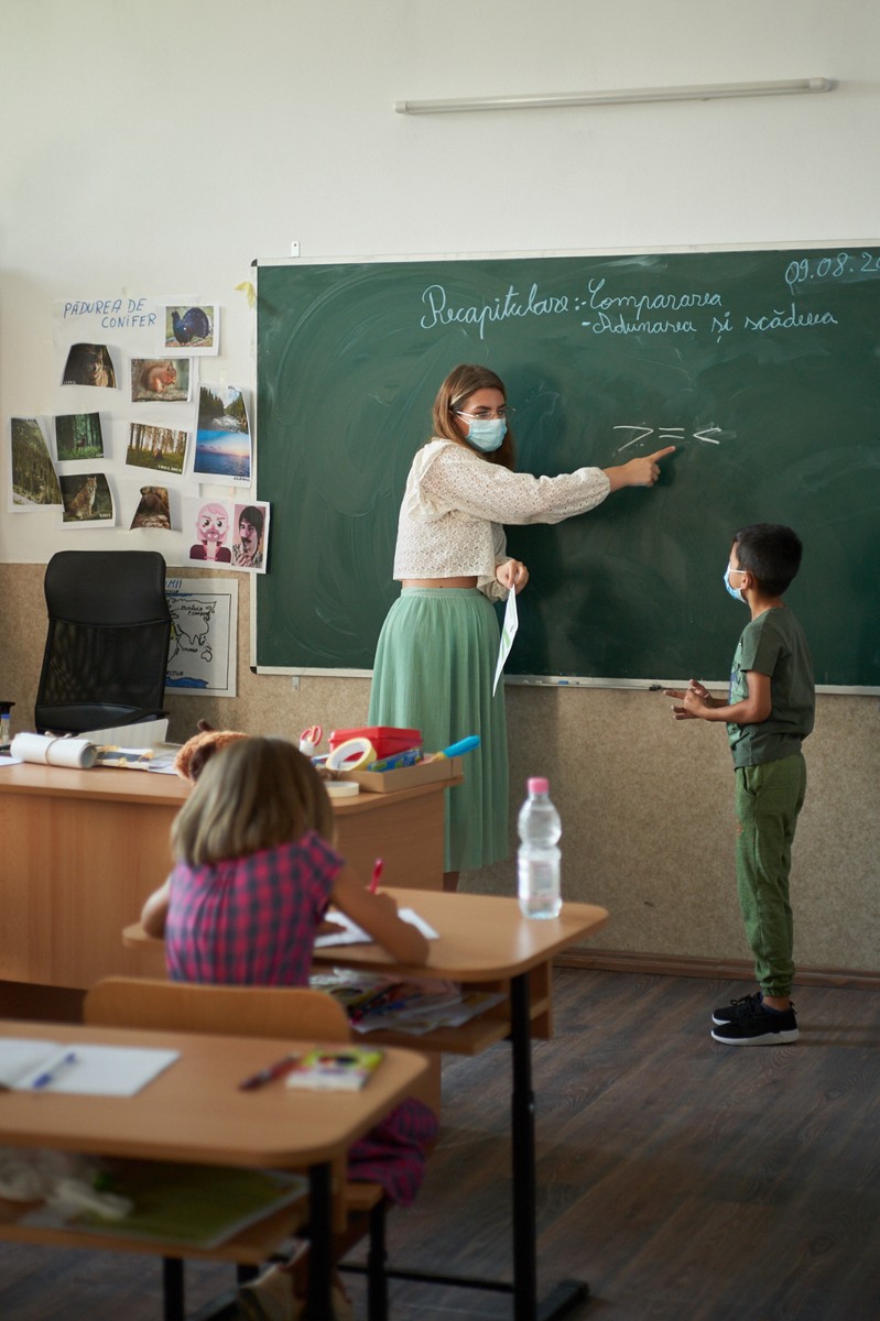 Georgiana și-a găsit menirea predându-le copiilor de la țară