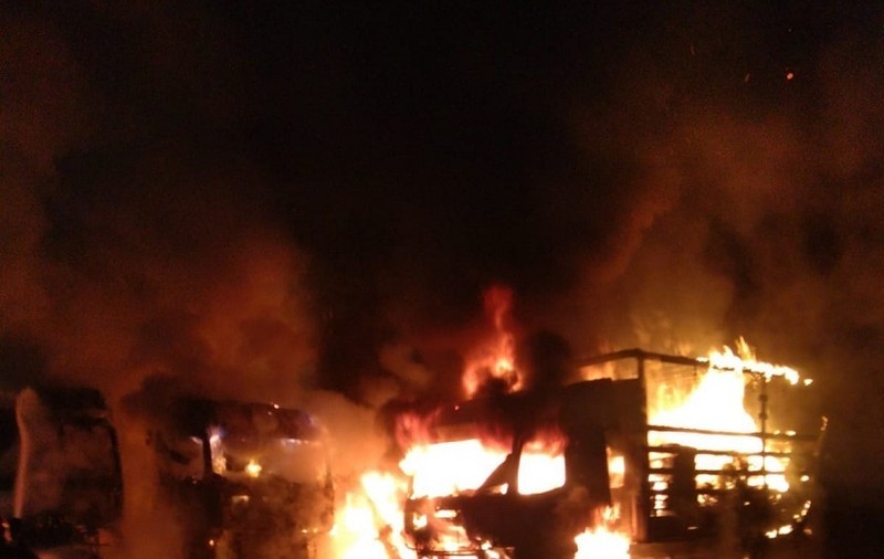 Patru camioane și o semiremorcă au ars complet într-un incendiu de proporții izbucnit într-un parc auto din Oradea