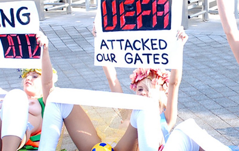 Feministele din Ucraina au protestat cu picioarele desfăcute |VIDEO& FOTO