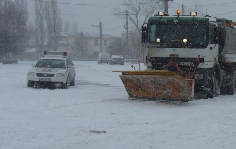 Vremea în județul Vrancea. 10 mașini au rămas înzăpezite. Ce drumuri sunt închise