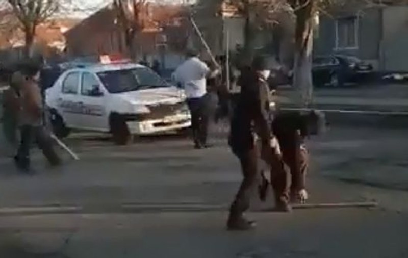 VIDEO | Bătaie între două clanuri la Calafat. Un polițist care a folosit spray lacrimogen a fost lovit cu bâta
