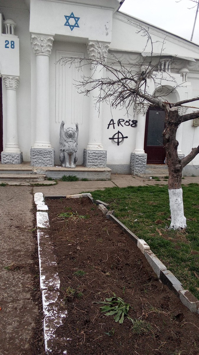 Tânărul a postat pe rețele de socializare imagini cu „realizările” sale
