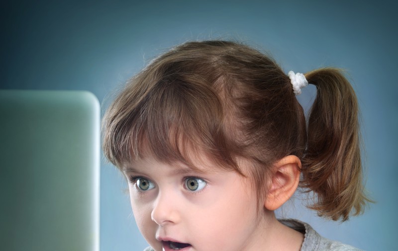 Pericole pe internet: tu știi cum să-ți păzești copilul?