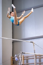 Larisa se antrenează la paralele