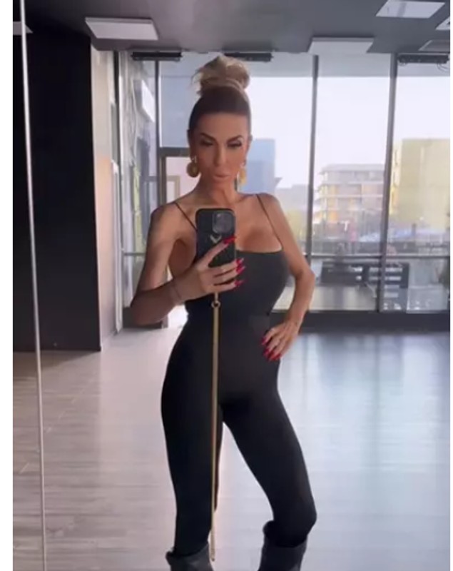 Imaginile cu Raluca Bădulescu au strâns peste 9.000 de aprecieri. Vedeta s-a pozat cu bustul la vedere. Cum arată la 49 de ani