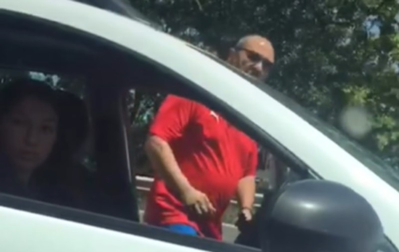 Şofer filmat când loveşte cu pumnii un autoturism, în județul Constanţa: „Domn’e, suntem cu copiii în maşină!” | VIDEO
