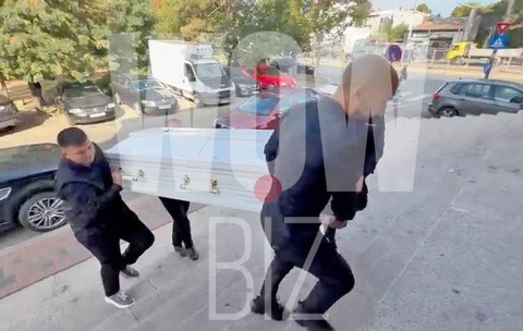 Primele imagini de la înmormântarea Mădălinei Apostol. Familia și apropiații sunt răpuși de durere