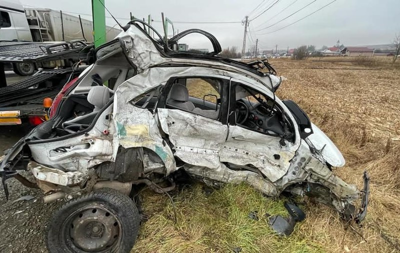 Citroen C3 complet deformat de impactul cu un TIR, în Suceava. Șoferița de 69 de ani a murit pe loc