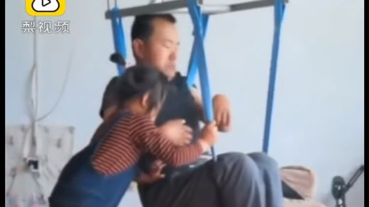 Imagini emoționante cu o fetiță care are grijă de tatăl ei paralizat