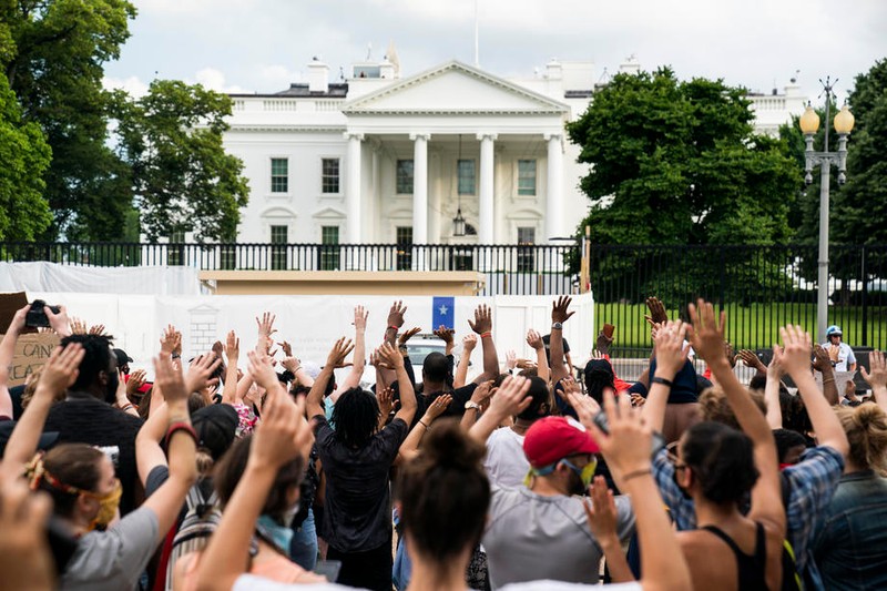 Sute de manifestați au protestat vineri la Casa Albă FOTO: EPA-EFE/JIM LO SCALZO