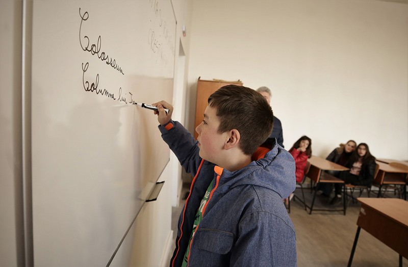 Sală de clasă, inaugurată cu primul „scos la tablă”, după renovare | Foto: Dumitru Angelescu