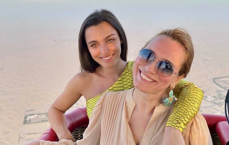 Imagini rare cu Andreea Esca și fiica ei în Dubai. Cât de bine arată Alexia în costum de baie