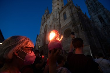 Oamenii au aprins candele în memoria medicului Foto: Profimedia