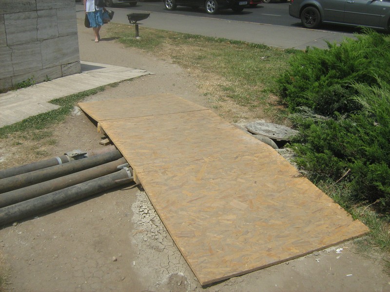Apa se aruncă la canalizare