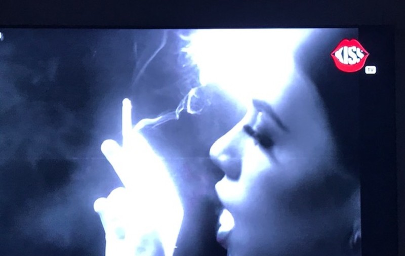 Un clip în care Roxen fumează este difuzat pe canalele muzicale fără respectarea măsurilor de protecție a minorilor