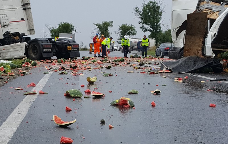 Zeci de pepeni s-au împrăștiat pe DN1, în urma unui accident în județul Sibiu