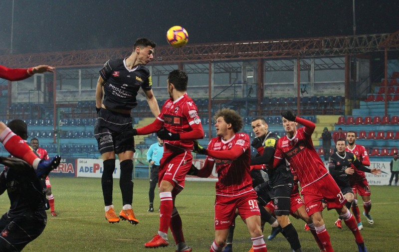 Dinamo a ajuns ținta ironiilor: ”E o clonă!”. Și antrenorul Mircea Rednic a fost luat în colimator