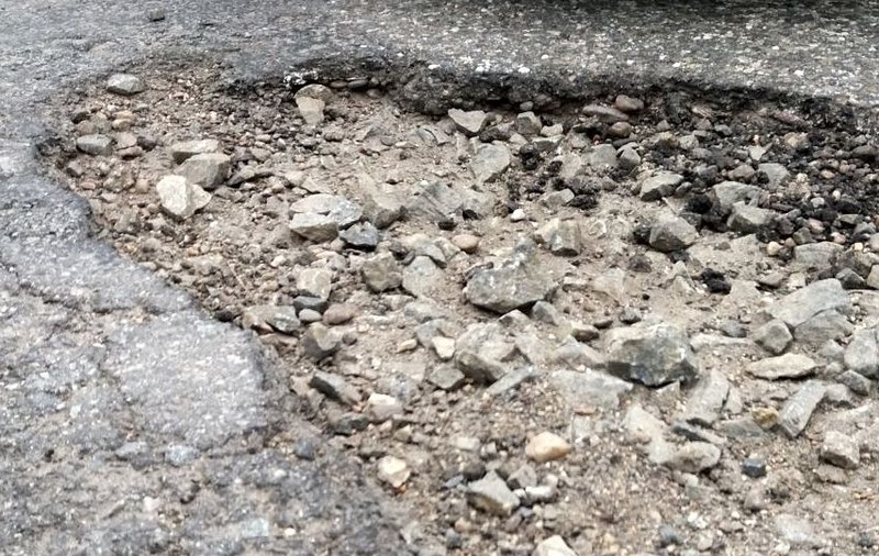 Un șofer a fost despăgubit în instanță după ce și-a tăiat cauciucul într-o groapă. Consiliul Județean Cluj e bun de plată