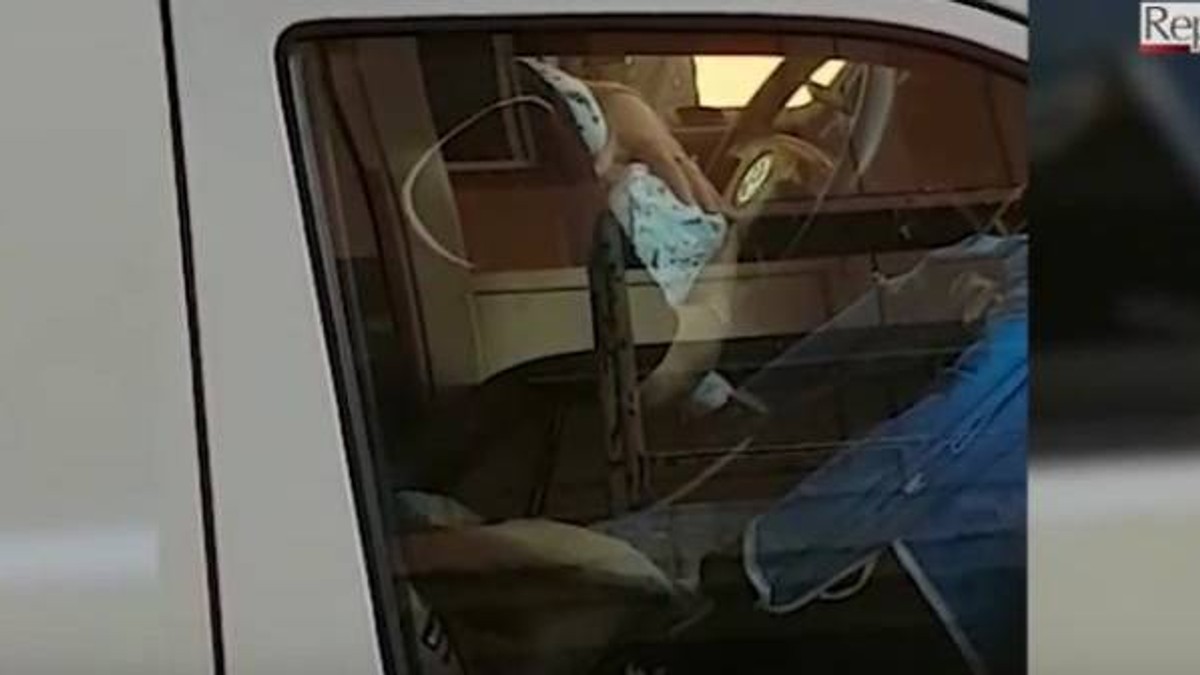 Un bebeluș a fost alăptat într-o mașină cu care se transportă morții