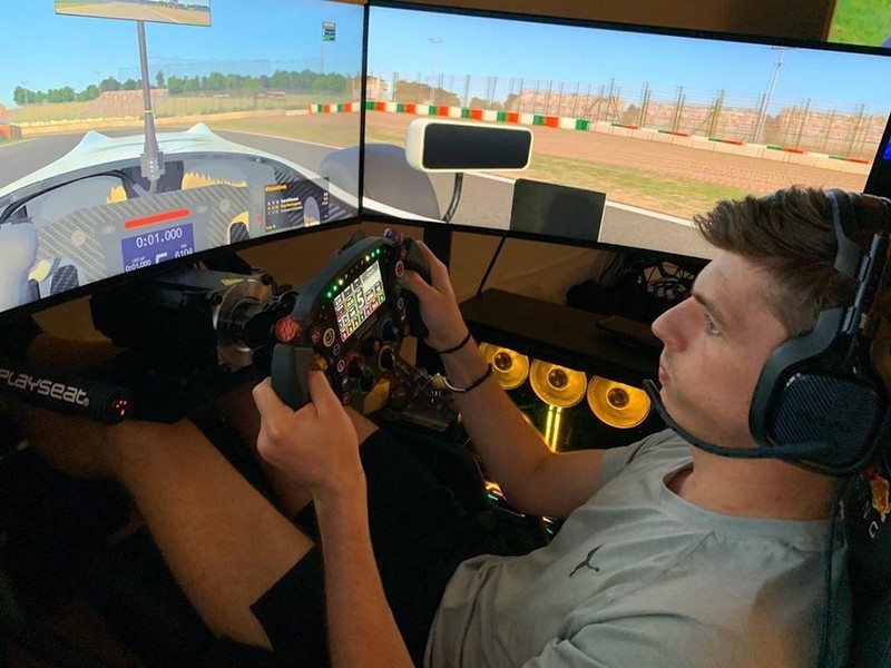Max Verstappen, gata de cursa virtuală.
