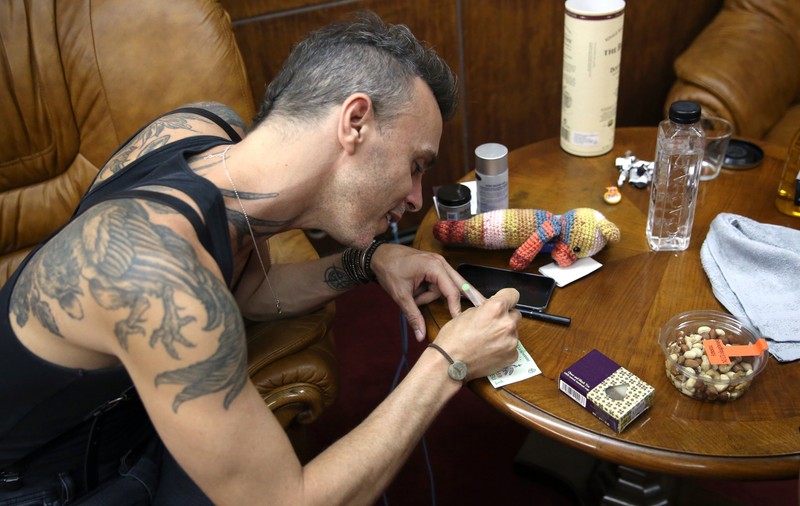 Asaf Avidan a dat autograf pe o bancnotă de un leu! Superstarul israelian, cu bunici din România, a avut parte de surprize la concertul din Capitală