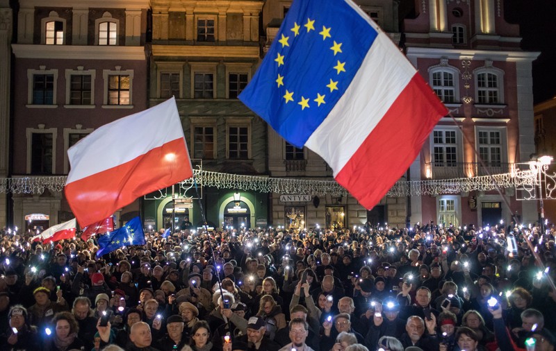 Semnal și pentru România: Comisia Europeană a declanșat Articolul 7 împotriva Poloniei din cauza atacului la justiție