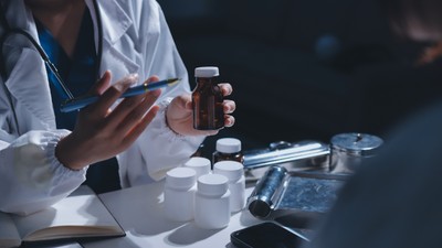 Un medic anestezist s-ar fi drogat cu morfină și alte substanțe furate din farmacia spitalului în care lucra. E acuzat că ar fi făcut asta și în timpul operațiilor