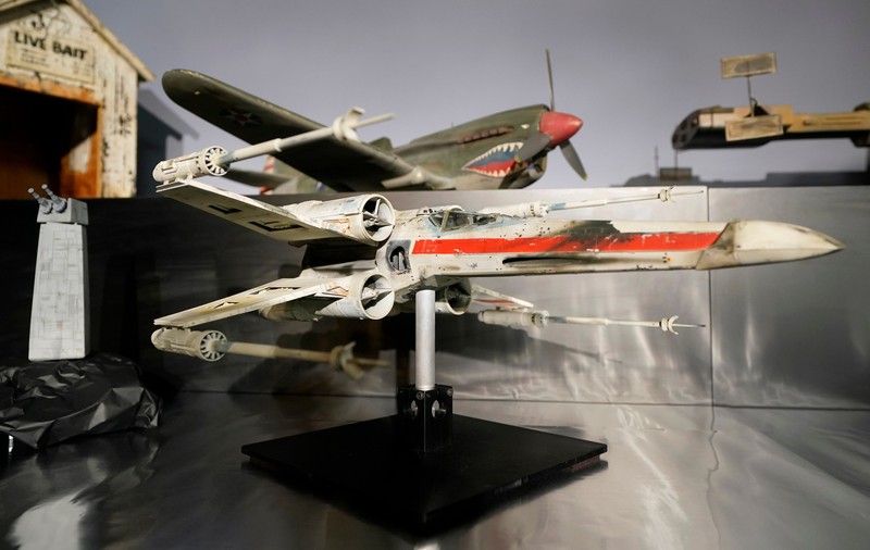 O machetă a unei navete X-Wing, folosită în filmul original Star Wars, scoasă la licitație. Prețul începe de la 400.000 de dolari