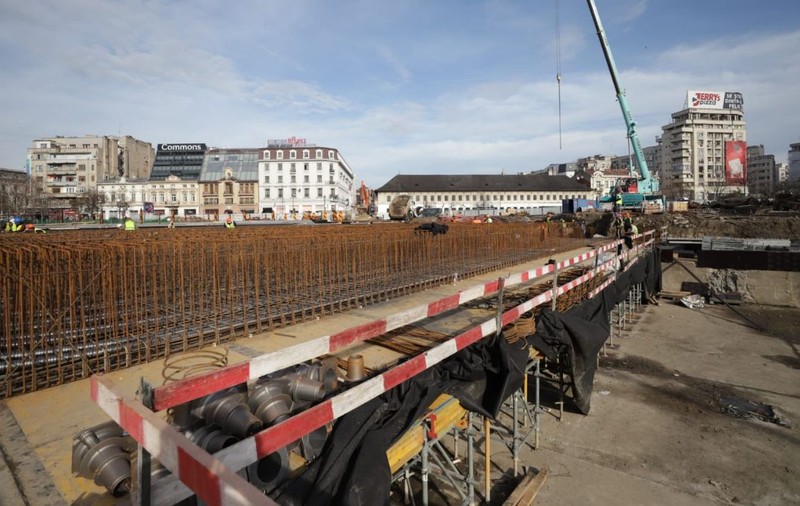 Lucrările la Planșeul Unirii se desfășoară mai rapid decât era prevăzut inițial: prima bucată a noului planșeu e deja turnată, susține Daniel Băluță