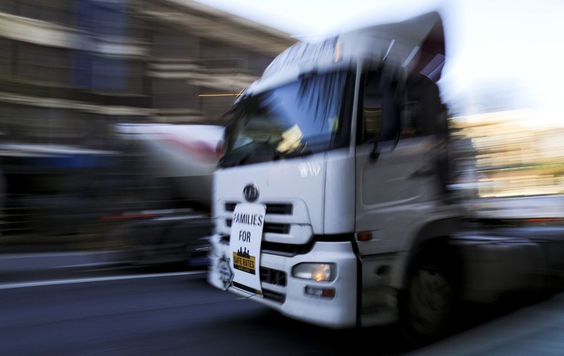 Româncă amendată în Spania pentru că și-a alăptat copilul în timp ce conducea un camion