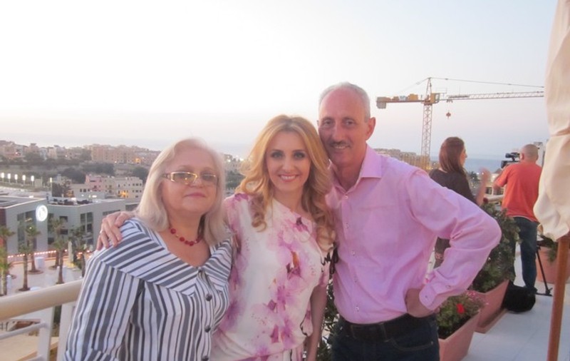 Alexandru Ciucu i-a făcut o surpriză soţiei sale, Alina. I-a trimis flori de la 1.500 km