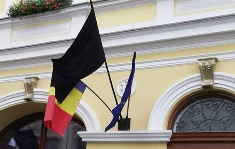 Un steag negru a fost arborat la Primăria Sfântu Gheorghe de Ziua Imnului