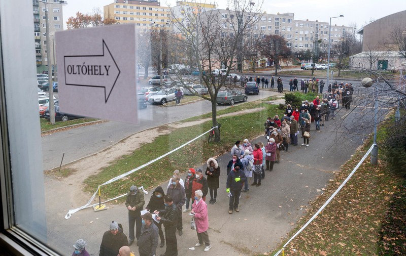 Cozi la vaccinare în Budapesta, după un record de infectări în weekend. Reuters: Europa redevine epicentrul pandemiei